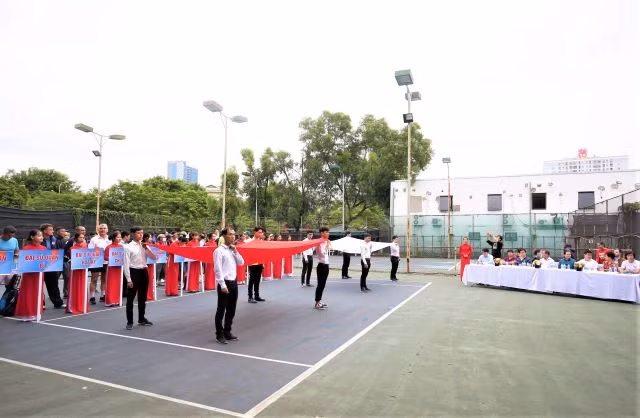 Un tournoi de tennis d’amitié se tient le 17 octobre dans la capitale. Photo : Linh Vi/NDEL.