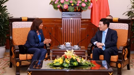 Le Vice-PM et ministre vietnamien des AE, Pham Binh Minh (à droite), et l’Ambassadrice du Timor Oriental au Vietnam, Pascoela Barreto dos Santos, le 15 août, à Hanoi. Photo: BNG.