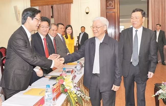 Le Secrétaire général du PCV, Nguyên Phu Trong (2e, à droite), à la rencontre des autorités de la province de Nam Dinh. Photo: VNA.