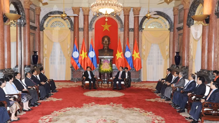 La rencontre entre le Président du Vietnam, Trân Dai Quang (à droite), et le PM laotien, Thongloun Sisoulith. Photo: Trân Hai/NDEL.