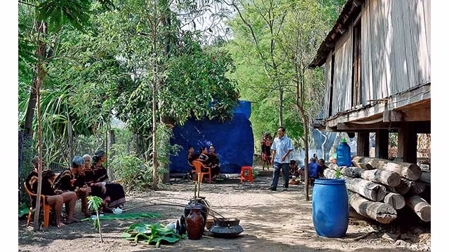 Une cérémonie de prière pour la pluie à la maison commune « nhà rông » du village. Photo: http://tinhuygialai.org.vn