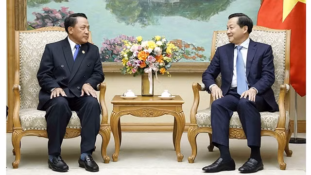 Le Vice-Premier ministre Lê Minh Khai (à droite) et le ministre lao des Finances, Bounchom Ubonpaseuth. Photo : VNA.