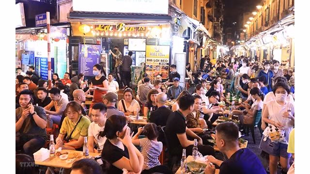 La vie trépidante est de retour dans le vieux quartier de Hanoï. Photo : VNA.