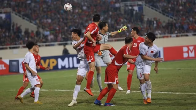 Match amical entre l’équipe nationale du Vietnam avec celle de la République populaire démocratique de Corée, le 26 décembre à Hanoi. Photo : dantri.vn.