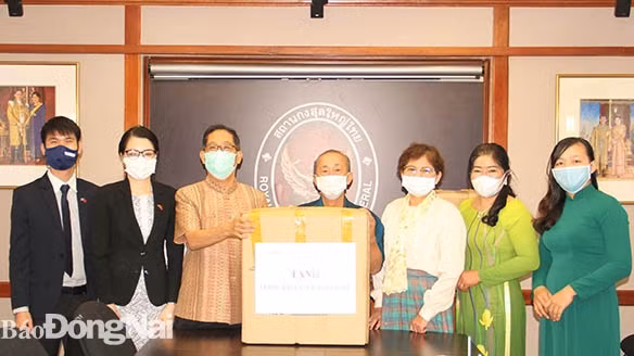 Cérémonie de remise des masques médicaux offerts par l'Association d'amitié Vietnam - Thaïlande de Dông Nai aux Thaïlandais par l'intermédiaire du consulat général de Thaïlande à Hô Chi Minh-Ville. Photo : thoidai.com.vn.