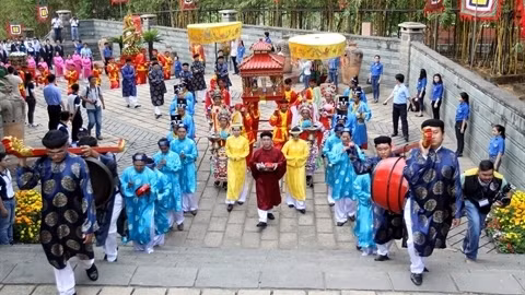 Cérémonie solennelle en mémoire des rois fondateurs Hùng, le 16 avril, au vestige commémoratif de Hô Chi Minh-Ville. Photo: VNA. 