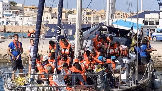 Un bateau de sauvetage sur l'île Lampedusa de l’Italie.Photo : THEGUARDIAN.COM 