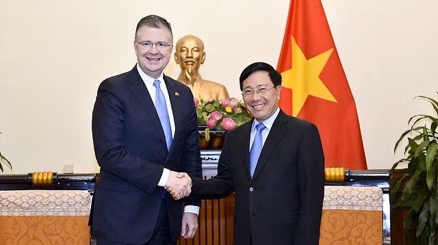 Le Vice-PM et ministre vietnamien des Affaires étrangères, Pham Binh Minh (à droite), et l’ambassadeur américain au Vietnam, Daniel Kritenbrink, le 8 janvier à Hanoi. Photo : VGP.
