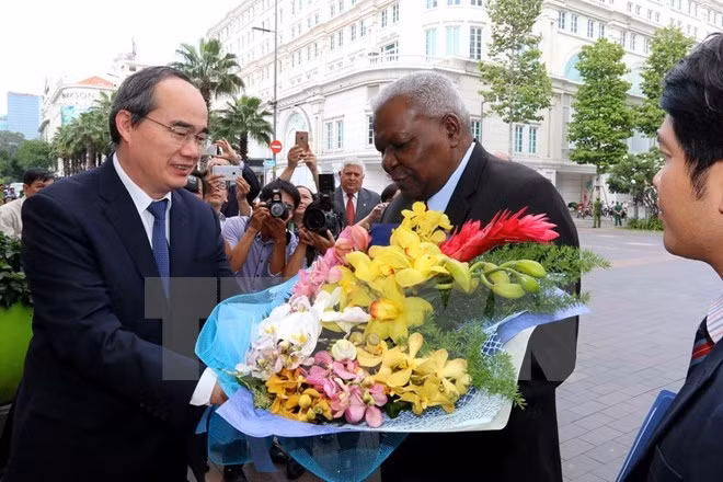 Le secrétaire du Comité du Parti pour Hô Chi Minh-Ville, Nguyên Thiên Nhân (à gauche), reçoit, le 16 juin, le Président de l’AN de Cuba, Juan Esteban Lazo Hernandez. Photo: VNA.