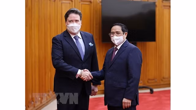 Le Premier ministre Pham Minh Chinh (à droite) et l'ambassadeur des Etats-Unis au Vietnam, Marc E. Knapper. Photo : VNA.