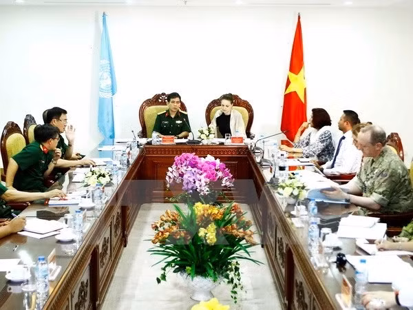 Rencontre entre le Centre de maintien de la paix du Vietnam et la délégation onusienne, le 26 juin, à Hanoi. Photo: VNA.
