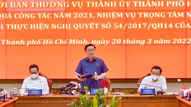 Le Président de l’Assemblée nationale vietnamienne, Vuong Dinh Huê (debout), prend la parole lors de la séance de travail avec le comité permanent du Comité du Parti communiste du Vietnam de Hô Chi Minh-Ville. Photo : NDEL.