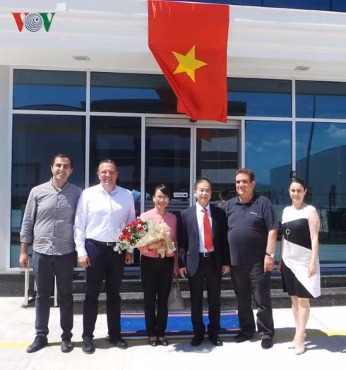 L’Ambassadeur vietnamien Pham Anh Tuân (3e, à droite) et le président du Groupe Badgat, Mustafa Danaci (2e, à droite). Photo: VOV.
