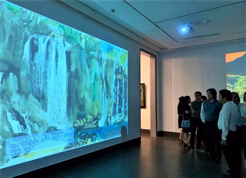 Exposition de certaines œuvres numériques avec la technologie cinemagraph. Photo : Linh Vi.