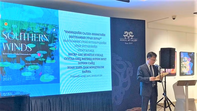 L'ambassadeur du Vietnam en Mongolie, Doan Khanh Tâm, prend la parole lors de la cérémonie d'ouverture de l'exposition « Parfum du vent du sud - La peinture vietnamienne d’aujourd'hui » au Centre des beaux-arts Mongol Art Gallery. Photo : NDEL.