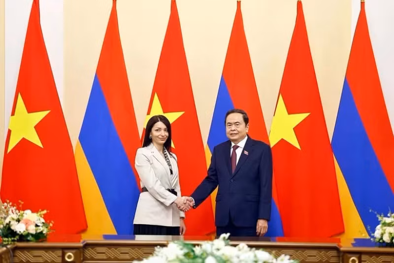 Le président de l'Assemblée nationale du Vietnam, Tran Thanh Man et Hasmik Hakobyan, présidente du groupe d'amitié parlementaire Arménie-Vietnam. Photo : VNA.