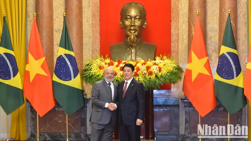 Le président Luong Cuong (à droite) et le président Luiz Inácio Lula da Silva rencontre la presse à Hanoï. Photo : NDEL.