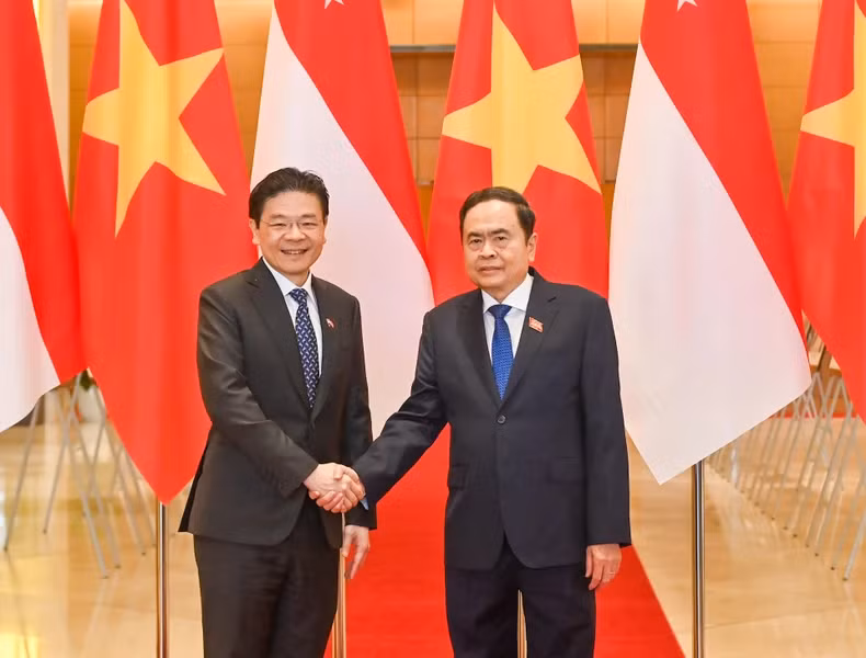 Le président de l'Assemblée nationale du Vietnam, Trân Thanh Mân (à droite) et le Premier ministre de Singapour, Lawrence Wong. Photo : VNA.
