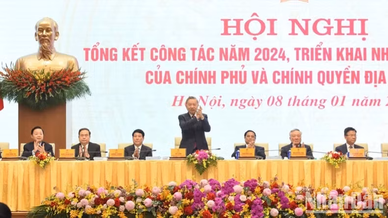 De gauche à droite : Le vice-Premier ministre vietnamien Tran Hong Ha, le président de l'Assemblee nationale vietnamienne Tran Thanh Man, le président vietnamien Luong Cuong, le secrétaire général du Parti communiste du Vietnam To Lam (debout), le Premier ministre vietnamien Pham Minh Chinh, le vice-Premier ministre permanent Nguyen Hoa Binh, le vice-Premier ministre vietnamien Le Thanh Long assistent à la conférence. Photo : NDEL.