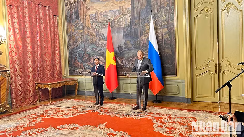 Le vice-Premier ministre et ministre des Affaires étrangères du Vietnam, Bui Thanh Son (à gauche), et le chef de la diplomatie russe, Sergueï Lavrov, lors de la conférence de presse donnée après leur entretien, le 2 avril. Photo : NDEL.