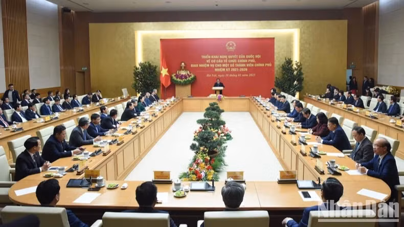  le Premier ministre Pham Minh Chinh a présidé une réunion sur la mise en œuvre de la résolution de l'Assemblée nationale concernant la structure organisationnelle du gouvernement et la répartition des missions aux nouveaux membres du gouvernement pour le mandat 2021-2026. Photo : NDEL.