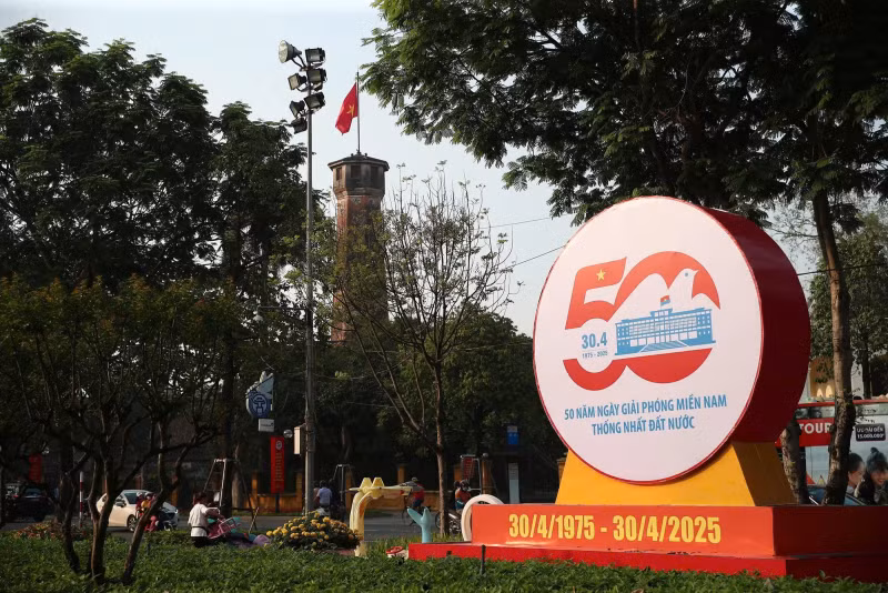 Une maquette célébrant le 50e anniversaire de la libération du Sud et de la réunification nationale dans les rues de Hanoi a été érigée sur la rue Dien Bien Phu, devant la tour du drapeau de Hanoi. Photo : VGP. Une maquette célébrant le 50e anniversaire de la libération du Sud et de la réunification nationale dans les rues de Hanoi a été érigée sur la rue Dien Bien Phu, devant la tour du drapeau de Hanoi. Photo : VGP.