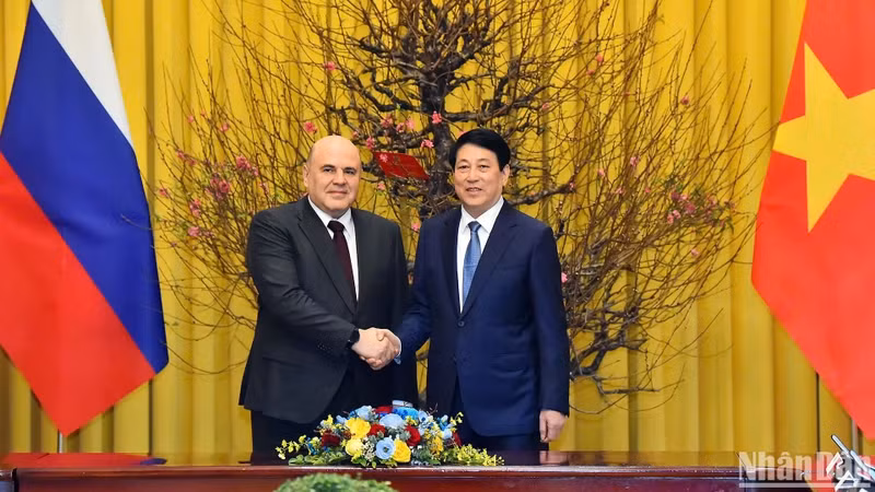 Le président vietnamien Luong Cuong (droite) et le Premier ministre russe Mikhaïl Michoustine. Photo : NDEL.