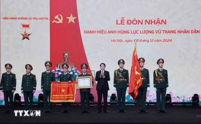 Le président de la République Luong Cuong a remis le 9 décembre le titre de Héros des forces armées populaires à l'Institut aérospatial Viettel du Groupe de l'industrie militaire et des télécommunications (Viettel). Photo : VNA.
