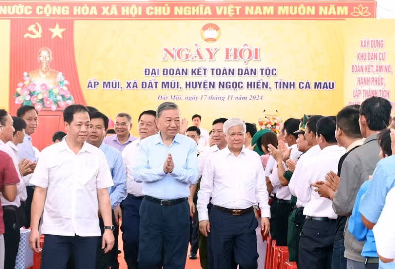 Le SG du Parti To Lam (au centre) participe à la Fête de grande union nationale au hameau de Mui, commune de Dat Mui, district de Ngoc Hien, province de Ca Mau. Photo : VNA.