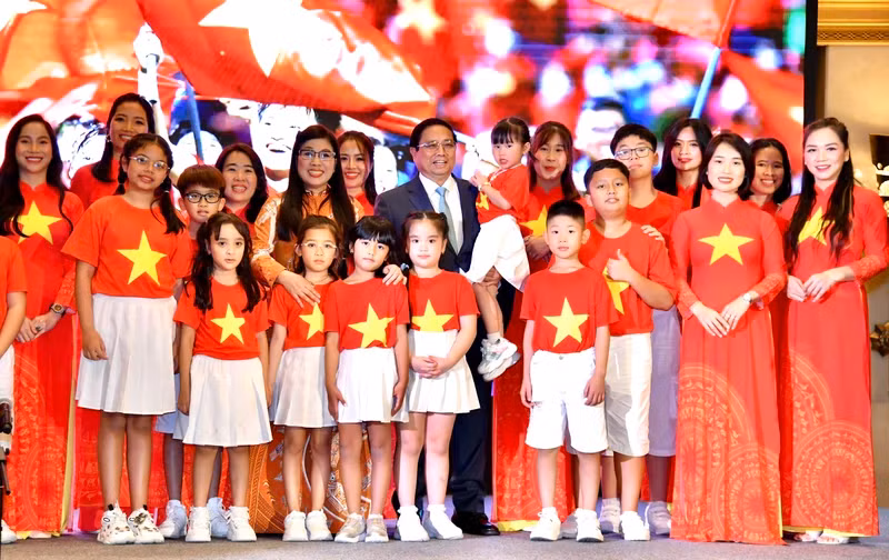 Le Premier ministre Pham Minh Chinh et son épouse lors de la rencontre, à Abu Dhabi, le 27 octobre. Photo : NDEL.