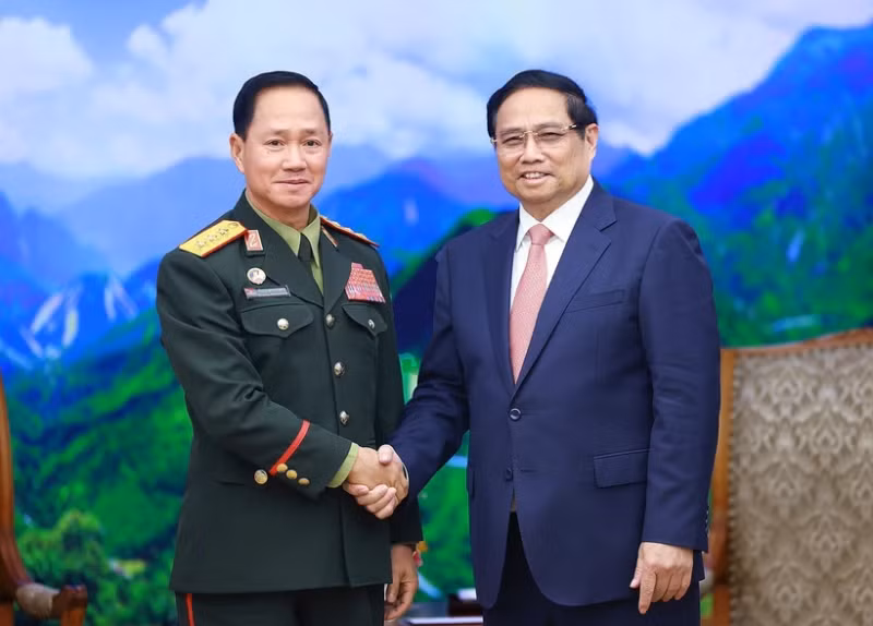 Le Premier ministre Pham Minh Chinh (droite) et le ministre lao de la Défense Khamliang Outhakaysone. Photo : VNA.