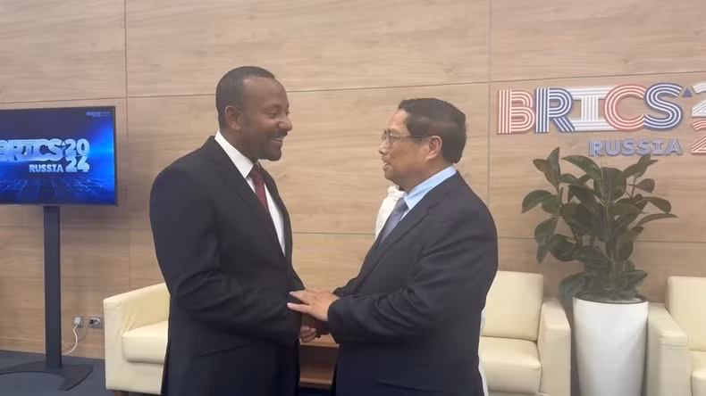 Le Premier ministre Pham Minh Chinh (droite) et le Premier ministre de l'Éthiopie, Abiy Ahmed. Photo : Nhat Bac/VGP.