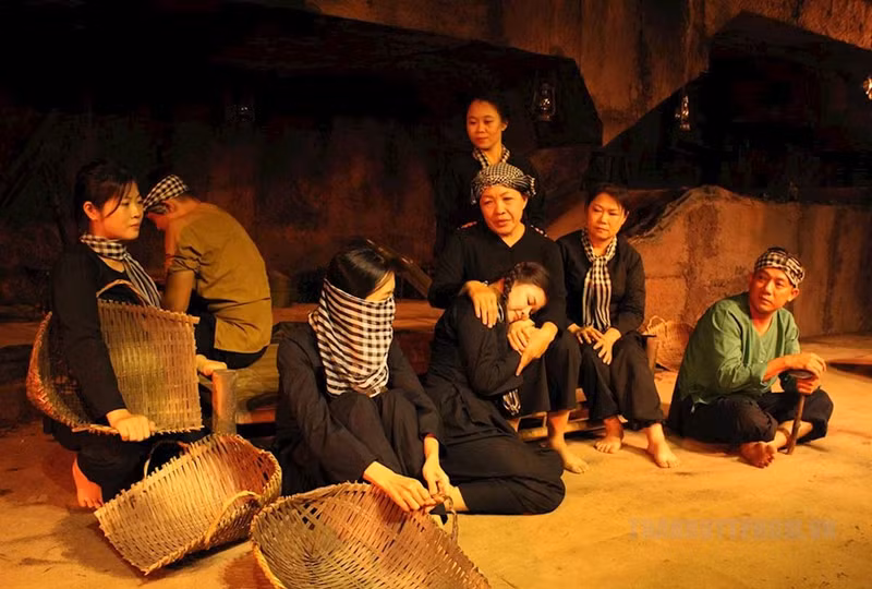 Une scène dans le programme de théâtre expérientiel sur la « Terre d’acier ». Photo : baovanhoa.vn. Photo : LQD.