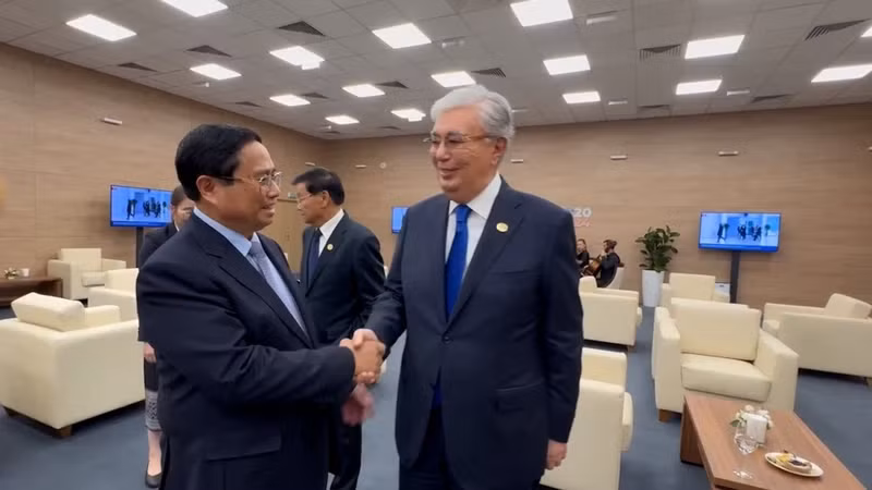 Le Premier ministre Pham Minh Chinh (gauche) et le président Kassym-Jomart Tokayev. Photo : Nhat Bac/VGP.