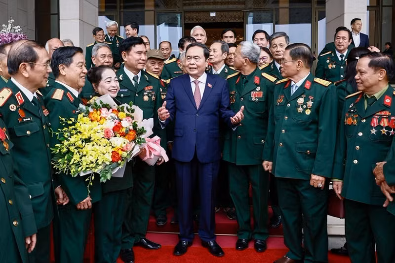 Le président de l’Assemblée nationale, Trân Thanh Mân (au centre) avec les vétérans et de contributeurs à la révolution du régiment 271 de la région militaire de Tri Thiên, à Hanoi, le 31 décembre. Photo : VNA.
