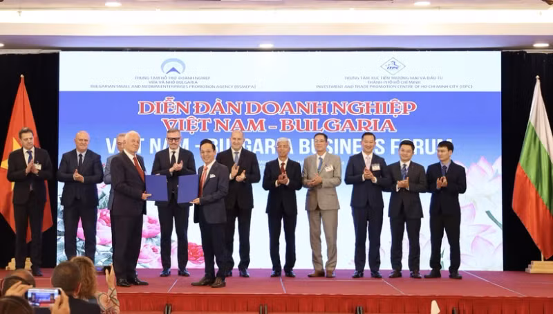 Le président bulgare Rumen Radev assiste au forum d'affaires Vietnam-Bulgarie. Photo : VNA.