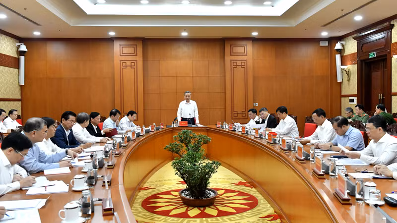 Le secrétaire général Tô Lâm s’exprimant lors de la réunion de la permanence du Comité de pilotage central pour la prévention et la lutte contre la corruption et la négativité, à Hanoi, le 30 octobre. Photo : NDEL.