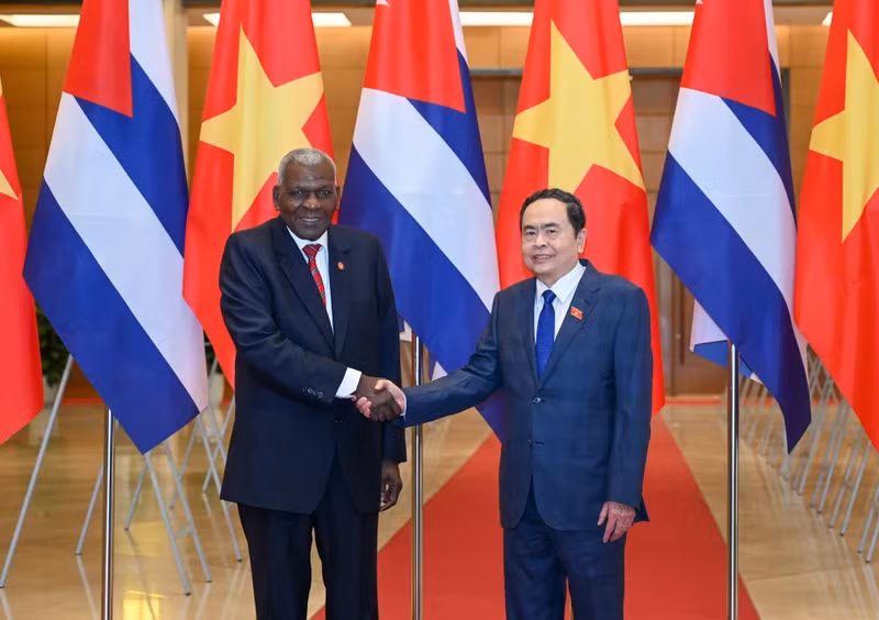 Le président de l'Assemblée nationale (AN) du Vietnam, Trân Thanh Mân, (droite) et le président de l'Assemblée nationale du Pouvoir populaire de Cuba, Esteban Lazo Hernandez. Photo : NDEL.