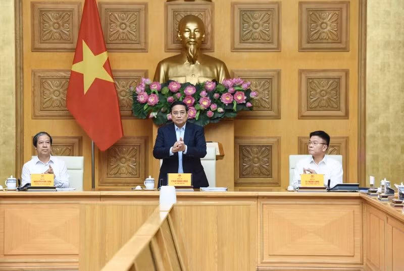 Le Premier ministre Pham Minh Chinh prend la parole lors de la réunion. Photo : NDEL.