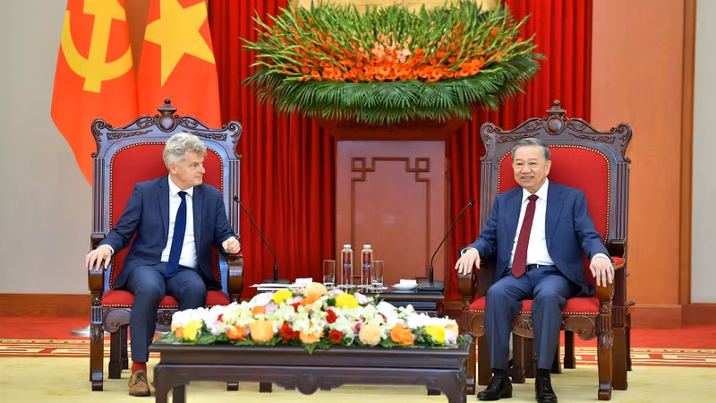  Le Secrétaire général du Parti communiste vietnamien, Tô Lâm (à droite) et le secrétaire national du Parti communiste français, Fabien Roussel (à gauche). Photo : VNA.