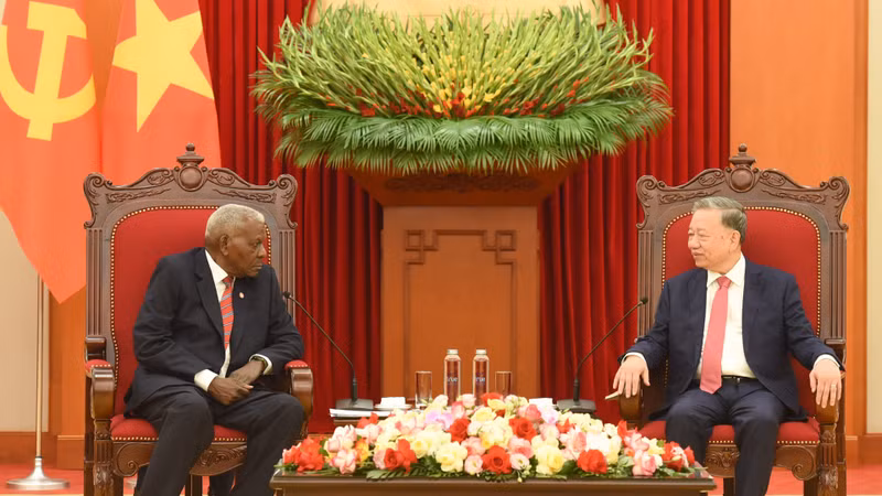 Le Secrétaire général du Parti communiste du Vietnam (PCV) Tô Lâm (droite) reçoit le Président de l'Assemblée nationale du Pouvoir populaire de Cuba, Esteban Lazo Hernandez. Photo : NDEL.