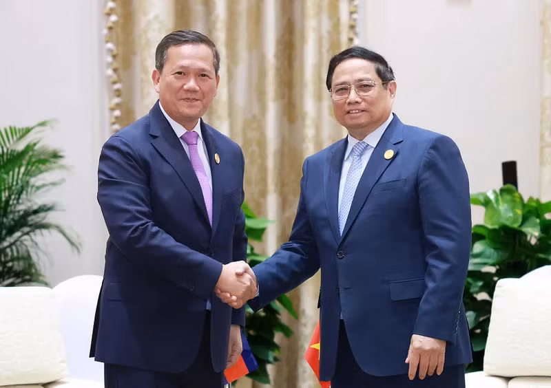 Le Premier ministre Pham Minh Chinh (droite) et son homologue cambodgien, Samdech Hun Manet. Photo : VNA.