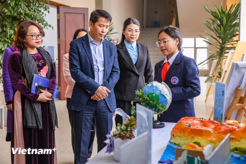 Les enseignants et les élèves de l'école secondaire Ngo Sy Lien ont participé aux campagnes et aux projets pour protéger l'environnement. Photo : VNA.