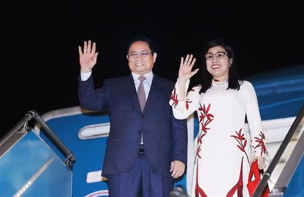 Le Premier ministre vietnamien, Pham Minh Chinh, et son épouse ont quitté Hanoï pour participer à la 54e réunion annuelle du Forum économique mondial (FEM-54) à Davos, en Suisse, et visites officielles en Hongrie et en Roumanie du 16 au 23 janvier. Photo : VNA.