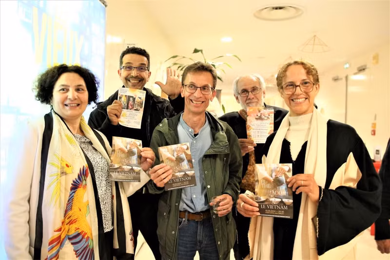 Beaucoup de français sont venu voir le documentaire. Beaucoup de français sont venu voir le documentaire.