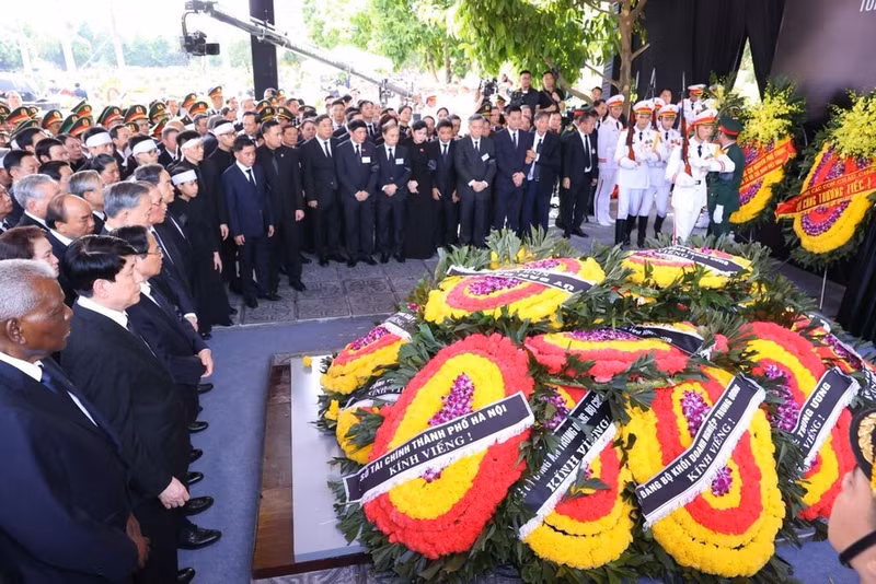 Lors de la cérémonie d’inhumation du Secrétaire général Nguyên Phu Trong. Photo : VNA.