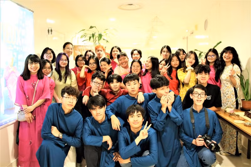 Des jeunes vietnamiens du monde entier ont contribué à cet événement. Des jeunes vietnamiens du monde entier ont contribué à cet événement.
