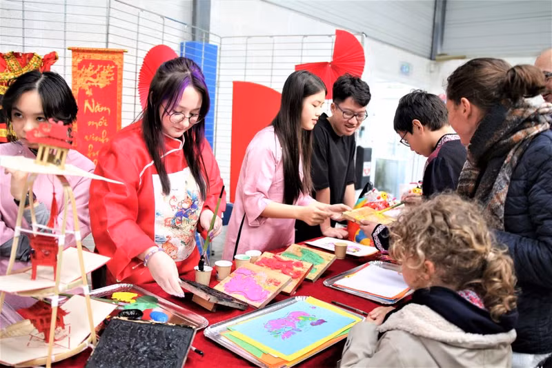 Stand de présentation de la culture vietnamienne est toujours très fréquenté. Stand de présentation de la culture vietnamienne est toujours très fréquenté.