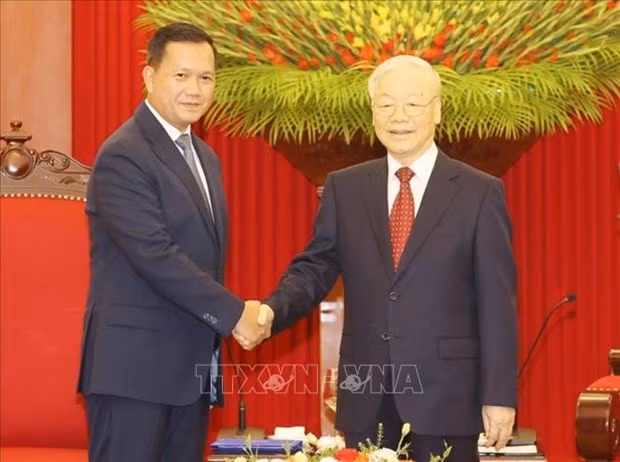 Le Secrétaire général du PCV, Nguyên Phu Trong (à droite), a reçu le Premier ministre et vice-président du Parti populaire cambodgien (PPC), Hun Manet. Photo : VNA.