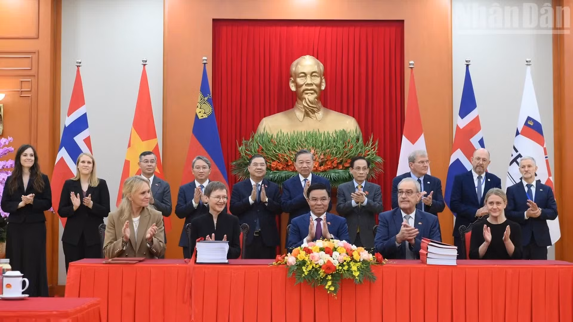 Le secrétaire général du PCV et président de la République To Lam et les délégués assistent à la cérémonie de signature de l'Accord de libre-échange Vietnam – AELE. Photo : NDEL 
